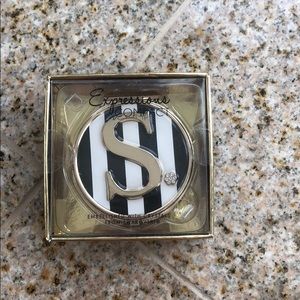 “S” monogram compact
